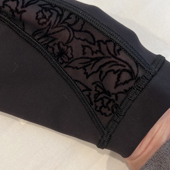 Sz 2 lululemon high waisted with velour mesh inserts NWoT - Picture 7 of 7